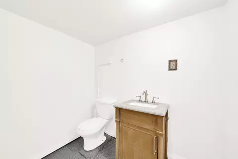 Bath - 6443 S Artesian Ave, Chicago, IL 60629 photo 2 of 2