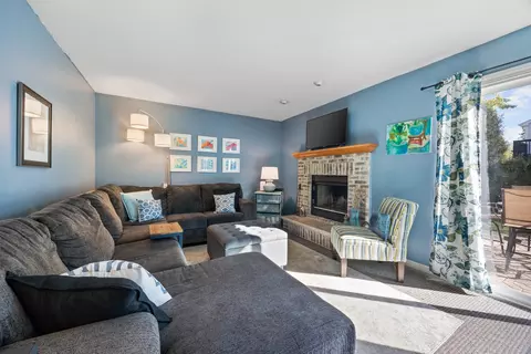 Living - 125 Picardy Ln, Wheeling, IL 60090 photo 3 of 4