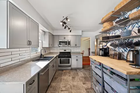 Kitchen - 125 Picardy Ln, Wheeling, IL 60090 photo 2 of 3