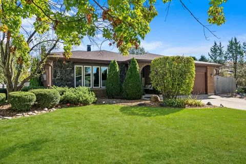 7517 Comstock Ln, Darien, IL 60561