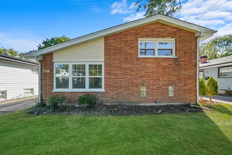 739 NE Holcomb Dr, Mundelein, IL 60060