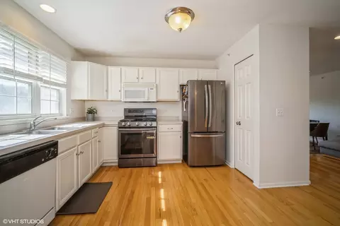 Kitchen - 680 River Mill Pkwy, Wheeling, IL 60090 photo 2 of 3