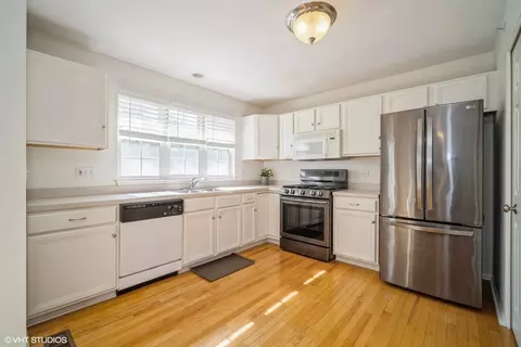 Kitchen - 680 River Mill Pkwy, Wheeling, IL 60090 photo 1 of 3