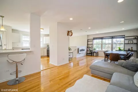Living - 680 River Mill Pkwy, Wheeling, IL 60090 photo 3 of 4