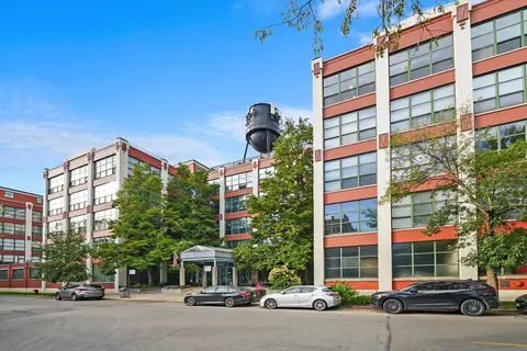 1800 W Roscoe St #503, Chicago, IL 60657