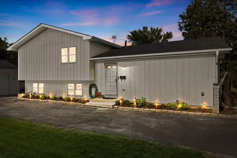 24 N Hudson St, Westmont, IL 60559