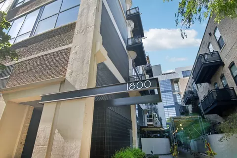 1800 W Grace St #604, Chicago, IL 60613