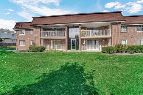 1104 Mercury Dr #1C, Schaumburg, IL 60193