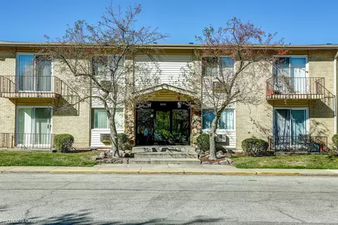 8900 David Pl #1E, Des Plaines, IL 60016