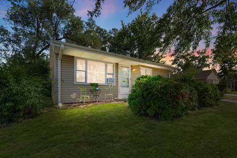 41 Ash St, Carpentersville, IL 60110