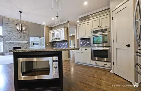 Kitchen - 1069 Reddington Dr, Aurora, IL 60502 photo 4 of 6