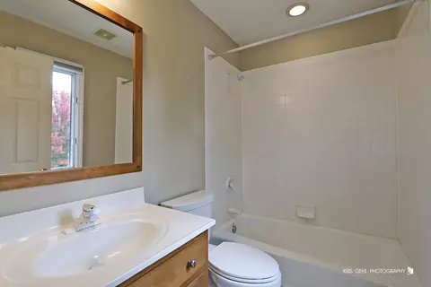Bath - 1069 Reddington Dr, Aurora, IL 60502 photo 5 of 6