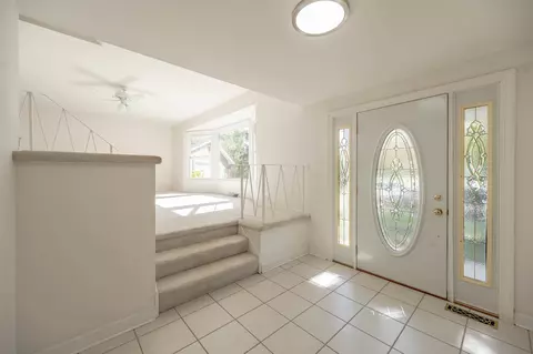 Entry Way - 891 Park Ln, Hoffman Estates, IL 60192 photo 1 of 1