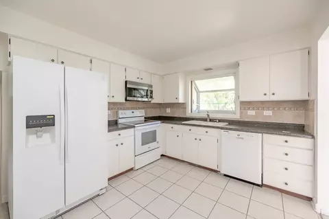 Kitchen - 891 Park Ln, Hoffman Estates, IL 60192 photo 1 of 2