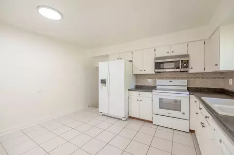Kitchen - 891 Park Ln, Hoffman Estates, IL 60192 photo 2 of 2