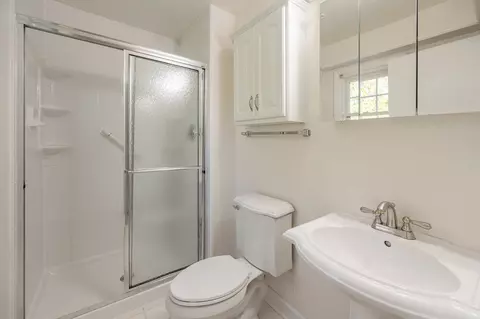 Bath - 891 Park Ln, Hoffman Estates, IL 60192 photo 2 of 3