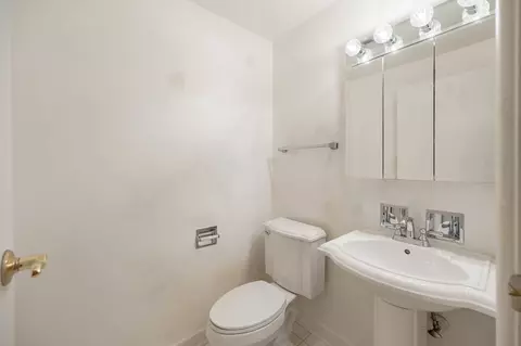 Bath - 891 Park Ln, Hoffman Estates, IL 60192 photo 1 of 3
