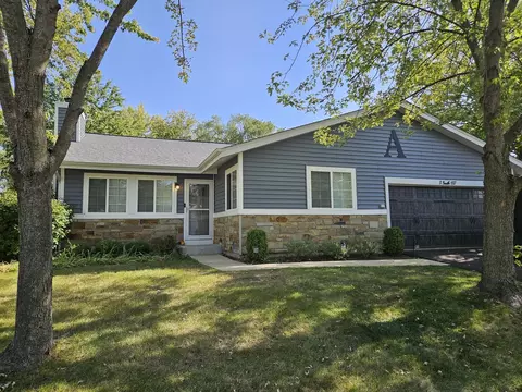 3 S137 Lakeview Dr, Warrenville, IL 60555