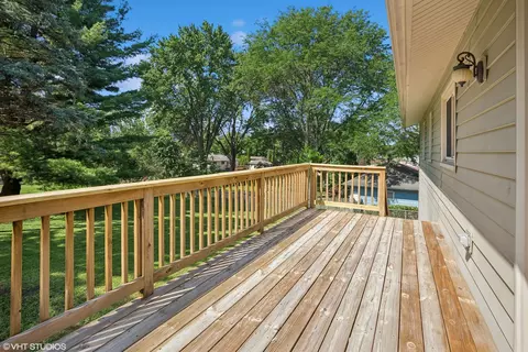 Exterior - 11 Hickory Ln, Algonquin, IL 60102 photo 2 of 3