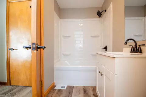 Bath - 636 S May Ave, Kankakee, IL 60901 photo 2 of 5