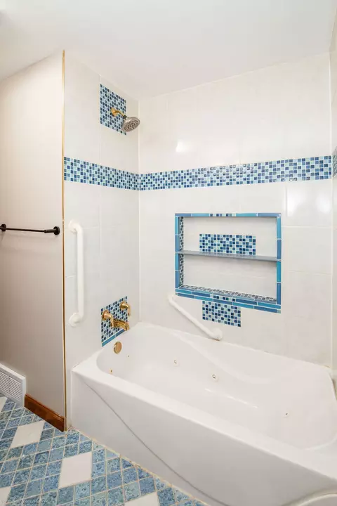Bath - 636 S May Ave, Kankakee, IL 60901 photo 4 of 5