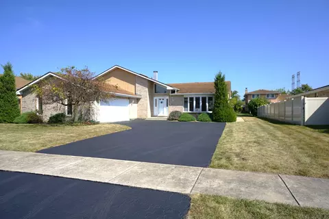18531 Country Ln, Lansing, IL 60438
