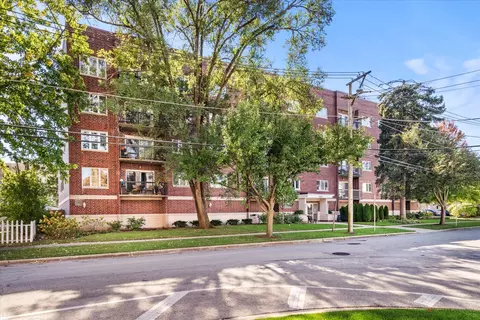 1433 Perry St #401, Des Plaines, IL 60016