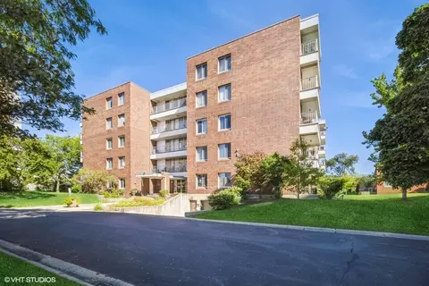 4000 Triumvera Dr #505, Glenview, IL 60025