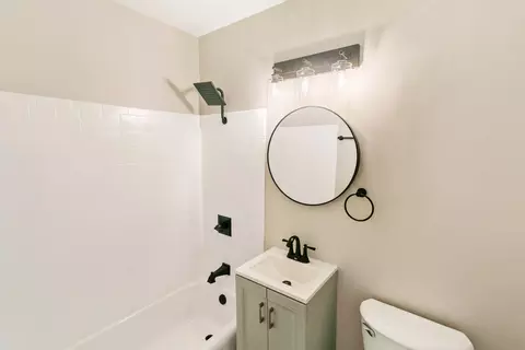 Bath - 45 Des Plaines Ln, Hoffman Estates, IL 60169 photo 1 of 2