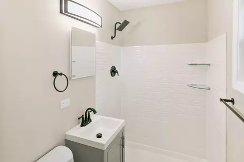 Bath - 45 Des Plaines Ln, Hoffman Estates, IL 60169 photo 2 of 2