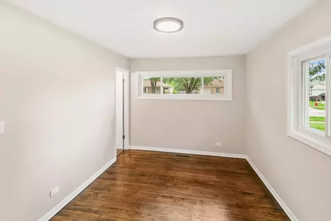 Bedroom - 45 Des Plaines Ln, Hoffman Estates, IL 60169 photo 1 of 4