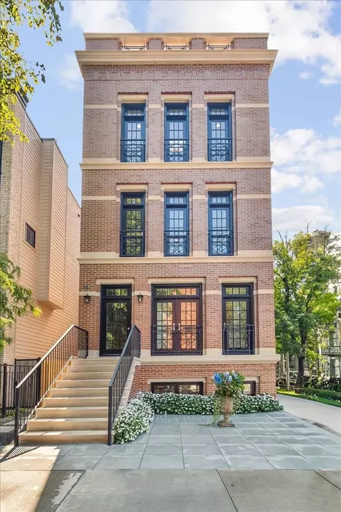 1457 W Roscoe St #1, Chicago, IL 60657
