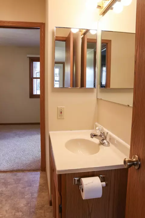 Bath - 502 Jenkran Way #2, Morrison, IL 61270 photo 3 of 3