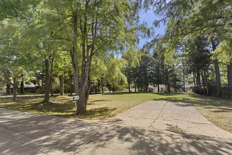 20 Greencroft Dr, Champaign, IL 61821
