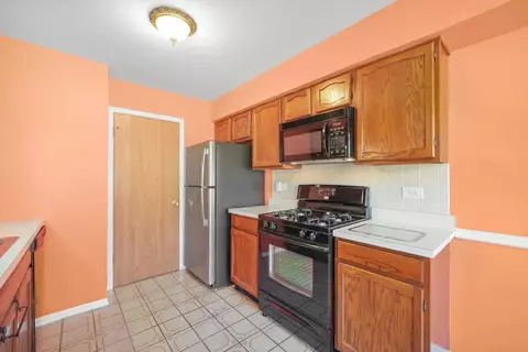 Kitchen - 728 Sutton Cir, Wheeling, IL 60090 photo 3 of 5