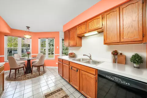 Kitchen - 728 Sutton Cir, Wheeling, IL 60090 photo 4 of 5