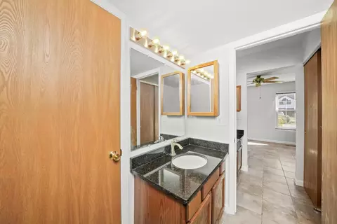 Bath - 728 Sutton Cir, Wheeling, IL 60090 photo 1 of 6