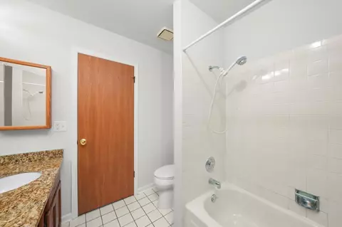 Bath - 728 Sutton Cir, Wheeling, IL 60090 photo 6 of 6