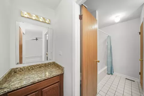 Bath - 728 Sutton Cir, Wheeling, IL 60090 photo 4 of 6