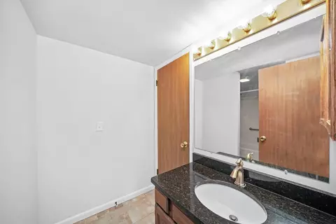 Bath - 728 Sutton Cir, Wheeling, IL 60090 photo 2 of 6