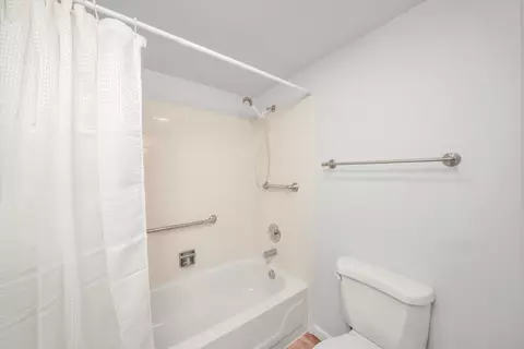 Bath - 728 Sutton Cir, Wheeling, IL 60090 photo 3 of 6
