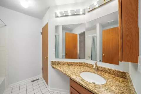 Bath - 728 Sutton Cir, Wheeling, IL 60090 photo 5 of 6