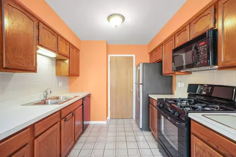 Kitchen - 728 Sutton Cir, Wheeling, IL 60090 photo 2 of 5
