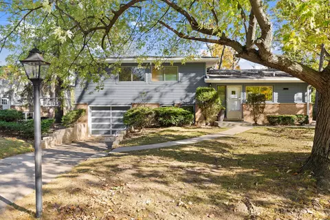 2903 Summit Ave, Highland Park, IL 60035