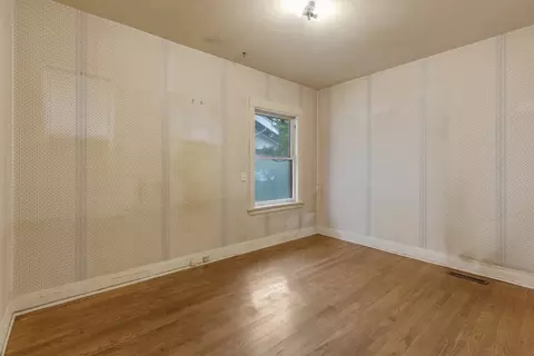 Bedroom - 918 Mapleton Ave, Oak Park, IL 60302 photo 2 of 2