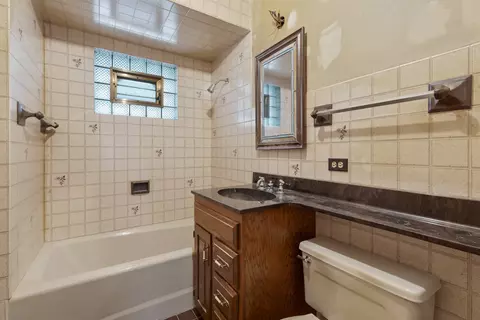 Bath - 918 Mapleton Ave, Oak Park, IL 60302 photo 1 of 1