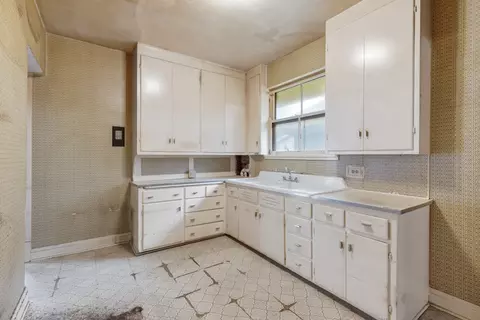 Kitchen - 918 Mapleton Ave, Oak Park, IL 60302 photo 2 of 2