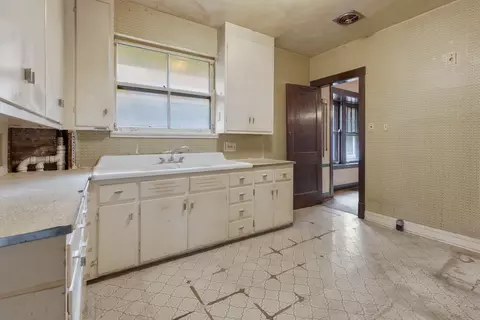 Kitchen - 918 Mapleton Ave, Oak Park, IL 60302 photo 1 of 2