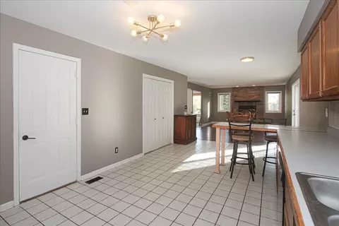 Kitchen - 2 Acorn Ln, Oakwood Hills, IL 60013 photo 3 of 3