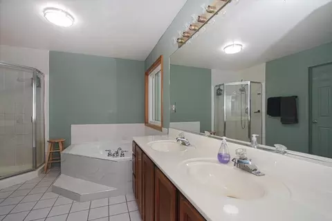 Bath - 2 Acorn Ln, Oakwood Hills, IL 60013 photo 1 of 4